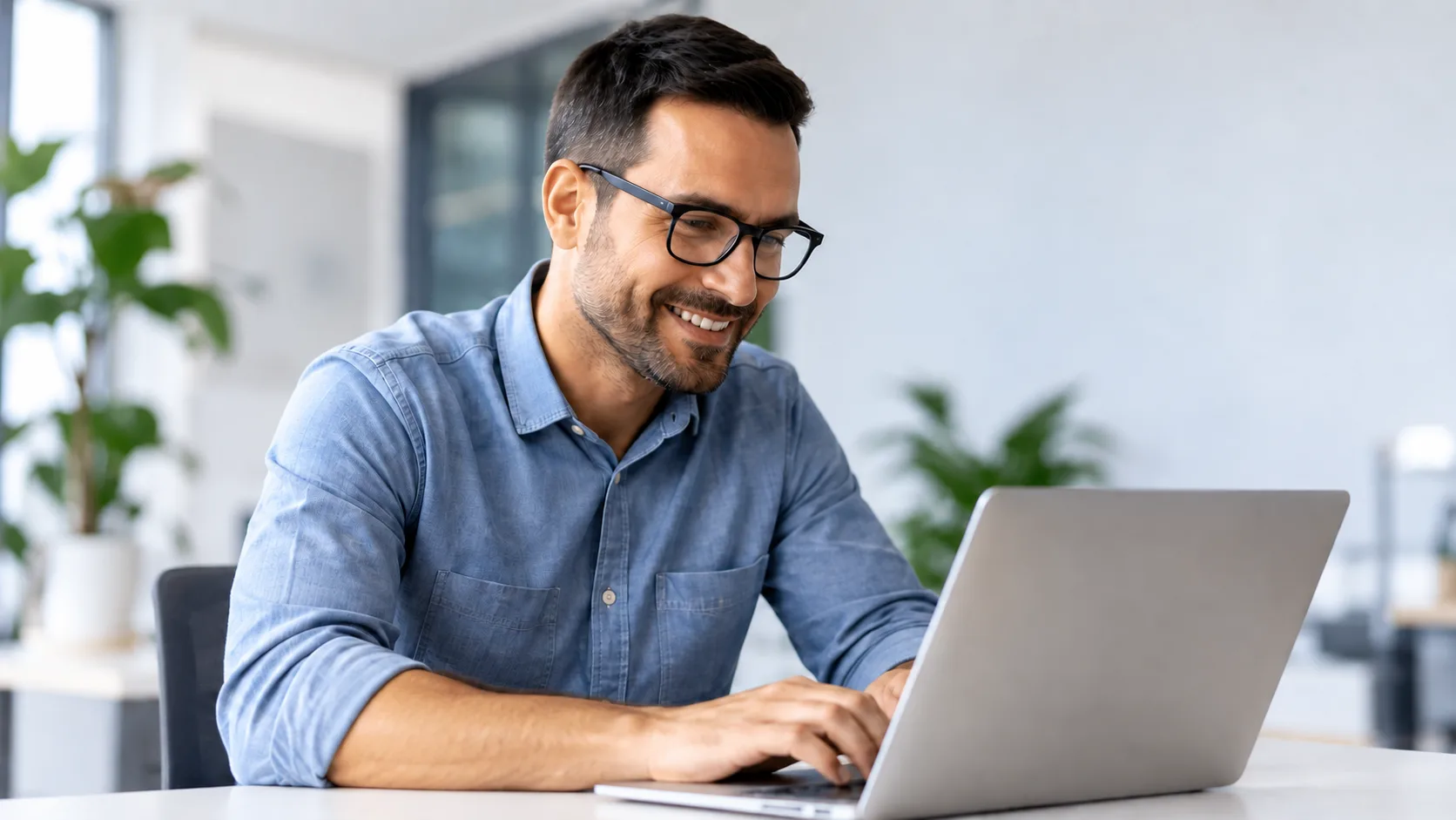 Selbstständiger arbeitet konzentriert mit einem Laptop